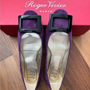 Roger Vivier Suede Flats – Size US 8